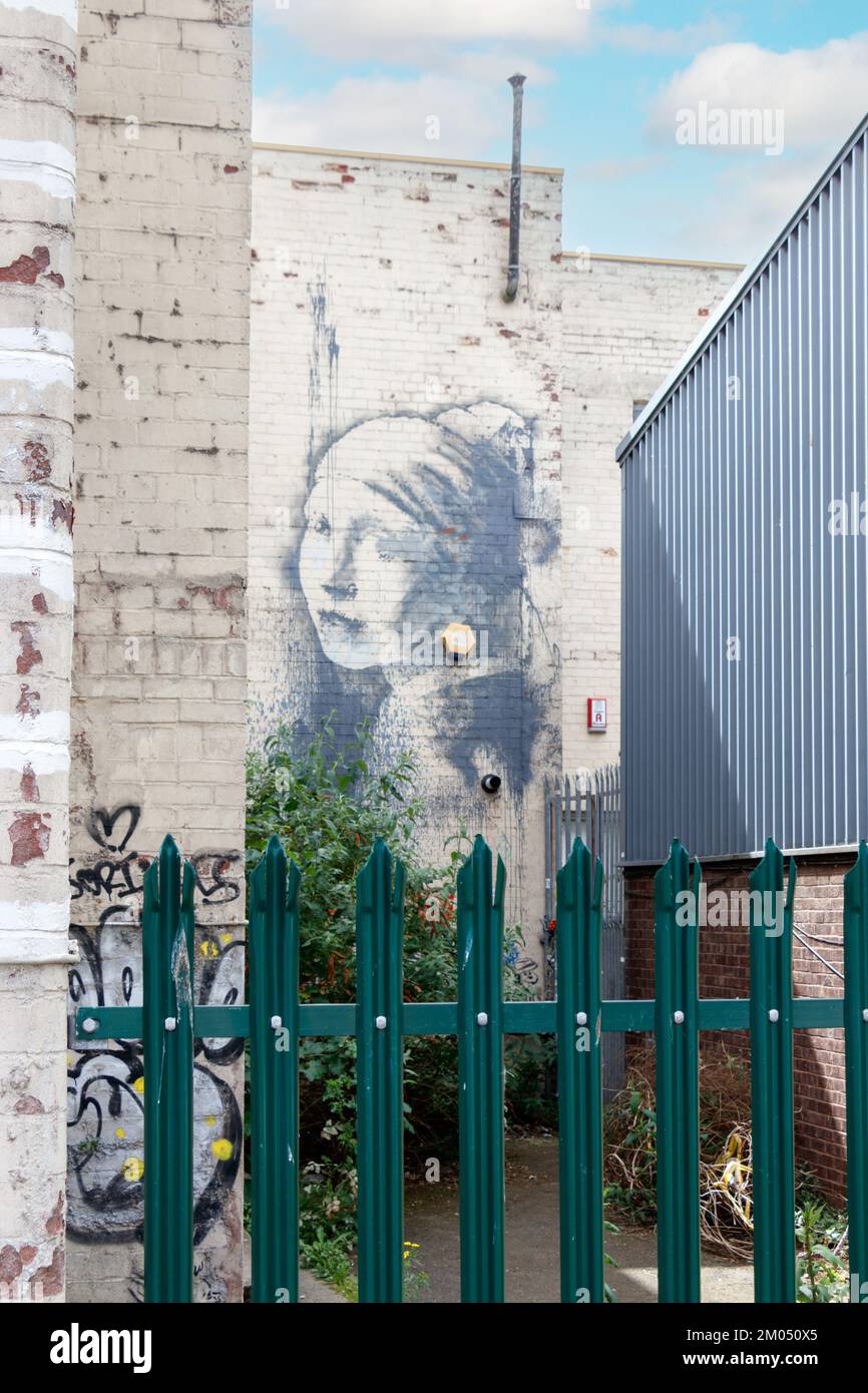 La ragazza con il dipinto a parete del timpano traforato di Banksy , Hanover Place, bristol Foto Stock