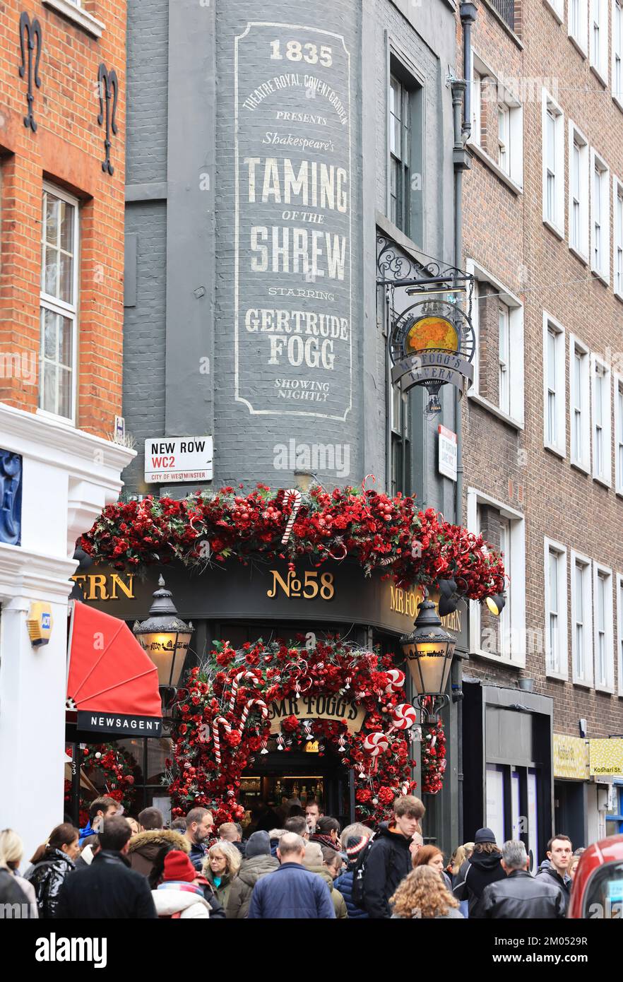 Fogg's Tavern a St Martins Lane, nel theaterland, a Natale 2022, nel centro di Londra, REGNO UNITO Foto Stock