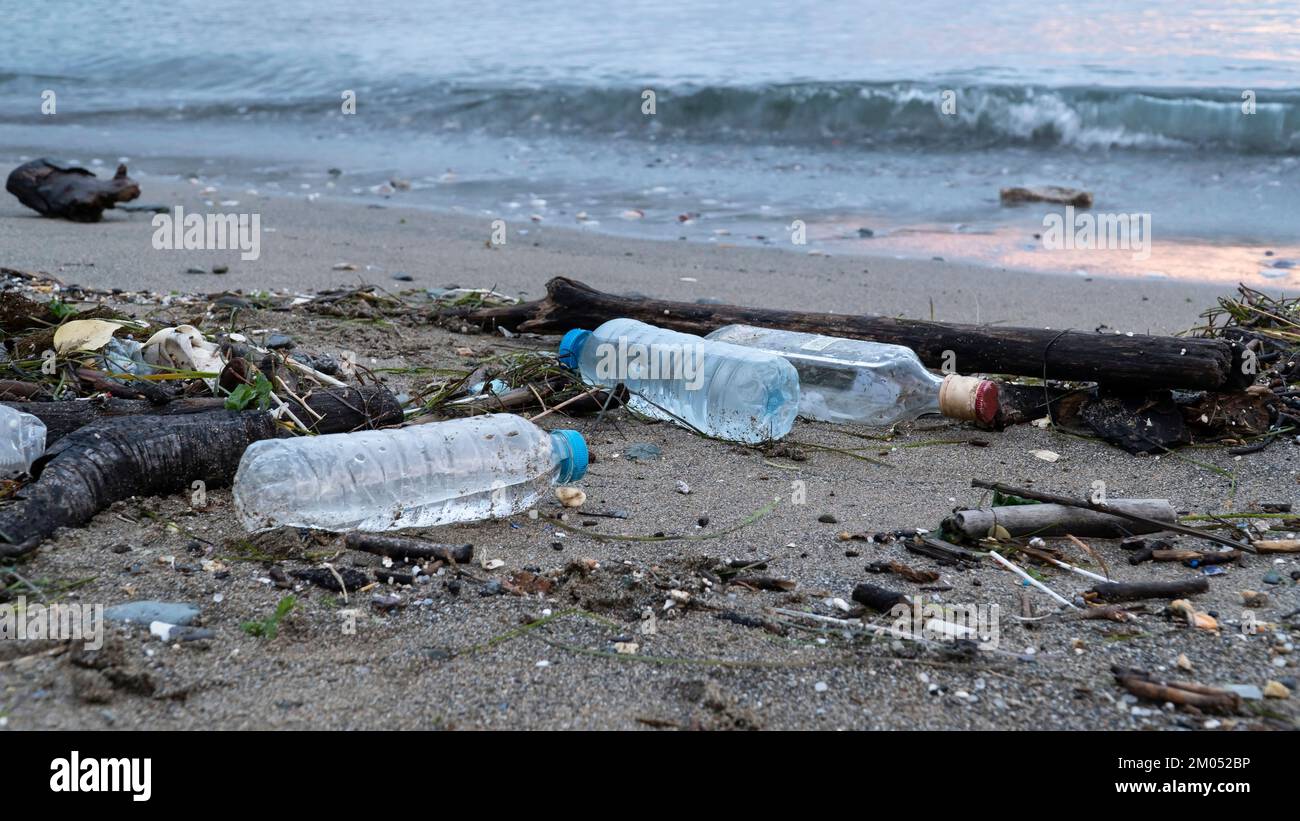 Rifiuti di plastica sulla spiaggia. rifiuti non biodegradabili in spiaggia. Spazzatura rovesciato dal mare. Problema di inquinamento ambientale. Foto Stock