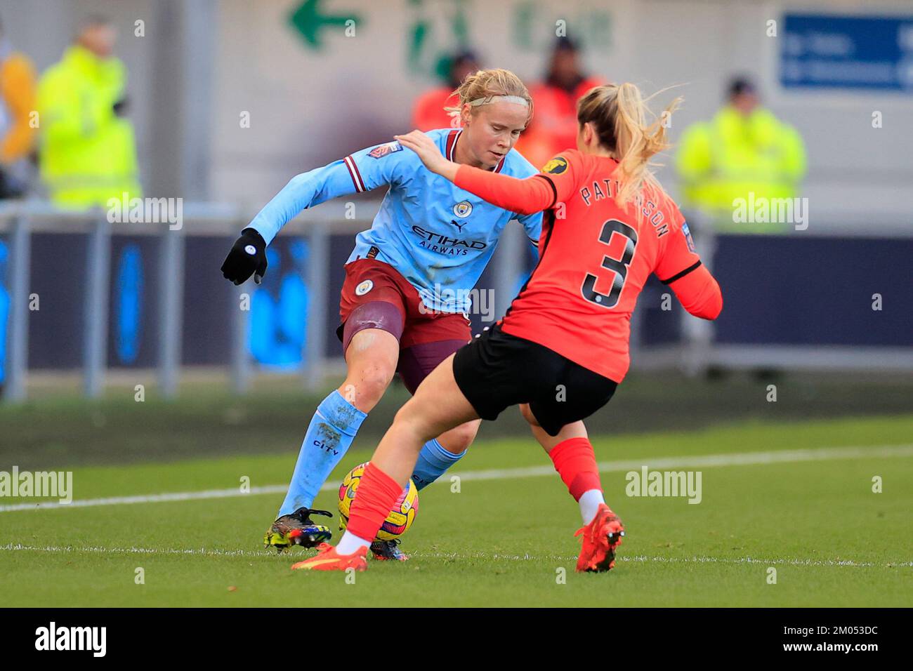 Julie Blakstad #41 di Manchester City si confronta con Poppy Pattinson #3 di Brighton durante la partita della Super League femminile di fa Manchester City Women vs Brighton & Hove Albion W.F.C. al campus di Etihad, Manchester, Regno Unito, 4th dicembre 2022 (Foto di Conor Molloy/News Images) Foto Stock