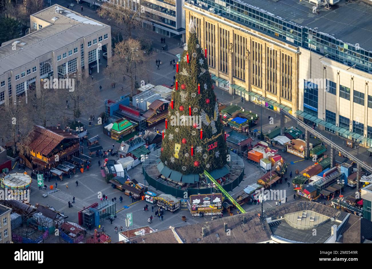 Veduta aerea, il più grande albero di Natale della Germania su Hansaplatz, nella città di Dortmund, nella zona della Ruhr, nella Renania settentrionale-Vestfalia, in Germania, DE, Dortmund, Europa, Foto Stock