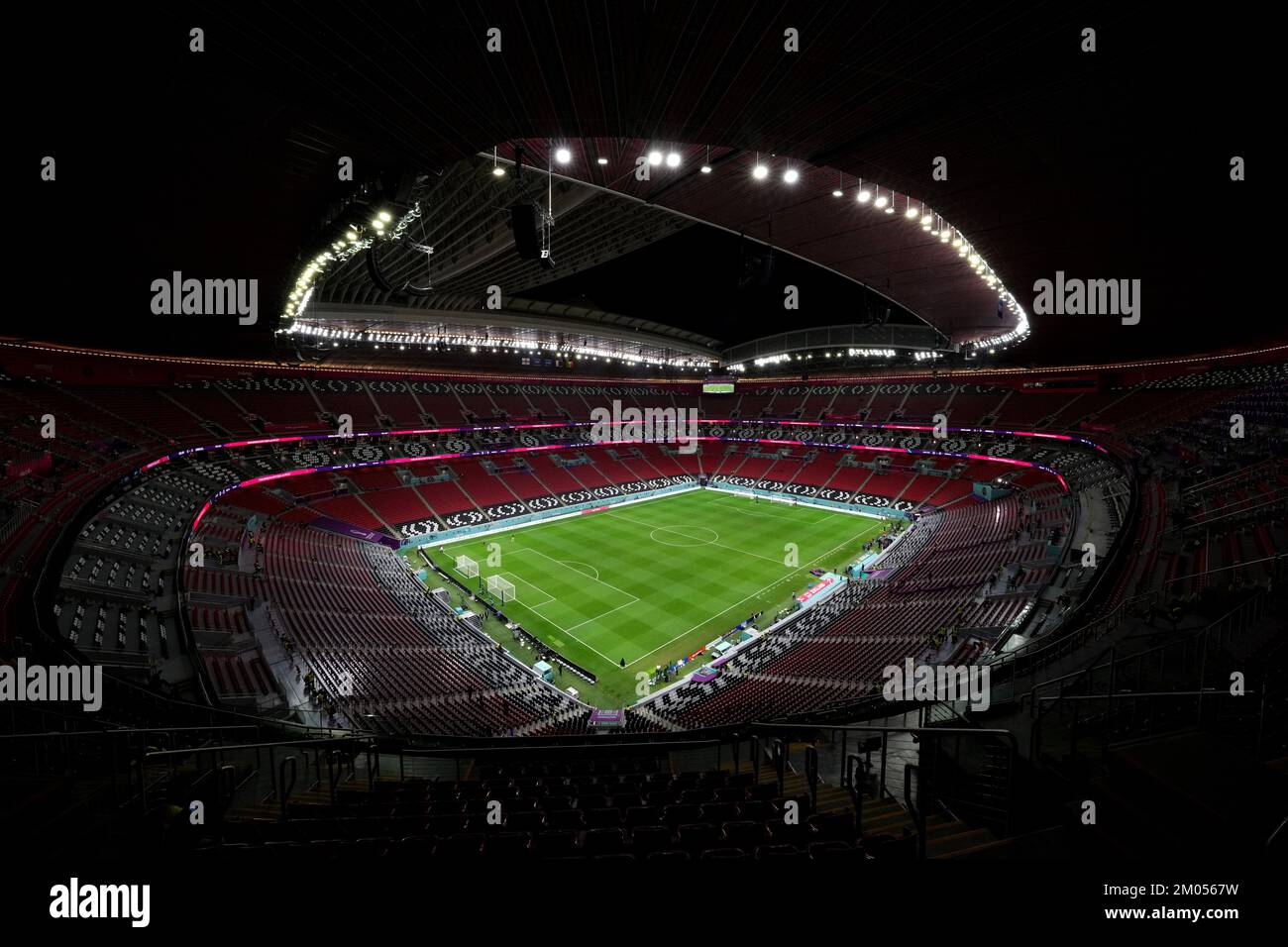 Una visione generale dello stadio al-Bayt di al Khor, in Qatar, in vista della Coppa del mondo FIFA Round di sedici partite tra Inghilterra e Senegal. Data immagine: Domenica 4 dicembre 2022. Foto Stock