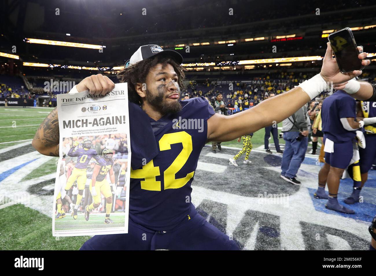 Indianapolis, Stati Uniti. 04th Dec, 2022. Michigan Wolverines TJ Guy (42) festeggia i tempi dopo aver sconfitto il Purdue Boilermakers 43-22 nel Big Ten Championship di Indianapolis, Indiana, sabato 3 dicembre 2022. Foto di Aaron Josefczyk/UPI Credit: UPI/Alamy Live News Foto Stock