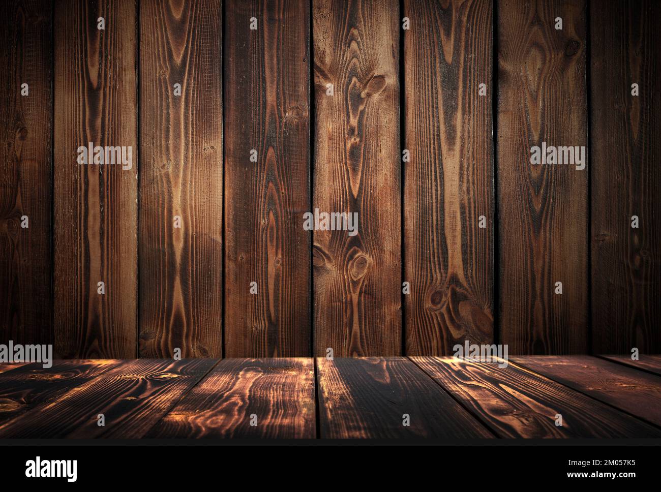 Sfondo tavola di legno. Vecchie tavole e asse rustiche di legno con  scrivania dalle texture scure per prodotti alimentari o bevande. Foto di  alta qualità Foto stock - Alamy