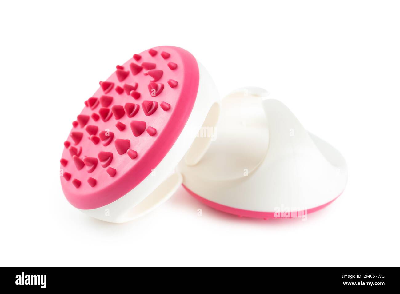 Massaggiatore a mano con punte in silicone per la procedura di massaggio anticellulite isolato su sfondo bianco. Spazzola massaggiante per la zona del corpo problematica, self-c Foto Stock