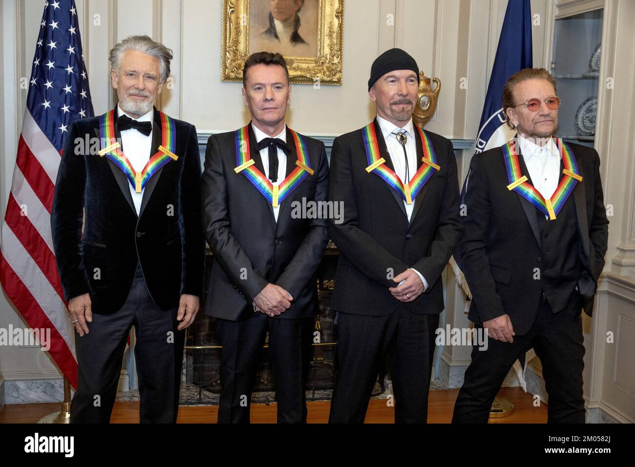 Washington DC, Stati Uniti. 03rd Dec, 2022. I membri della band rock irlandese U2, da sinistra a destra, Adam Clayton, Larry Mullen Jr., The Edge, Bono, Posa per una foto di gruppo che indossa i premi dopo la cena Artists Dinner presso il Dipartimento di Stato degli Stati Uniti a Washington, DC, sabato 3 dicembre 2022. Credit: UPI/Alamy Live News Foto Stock