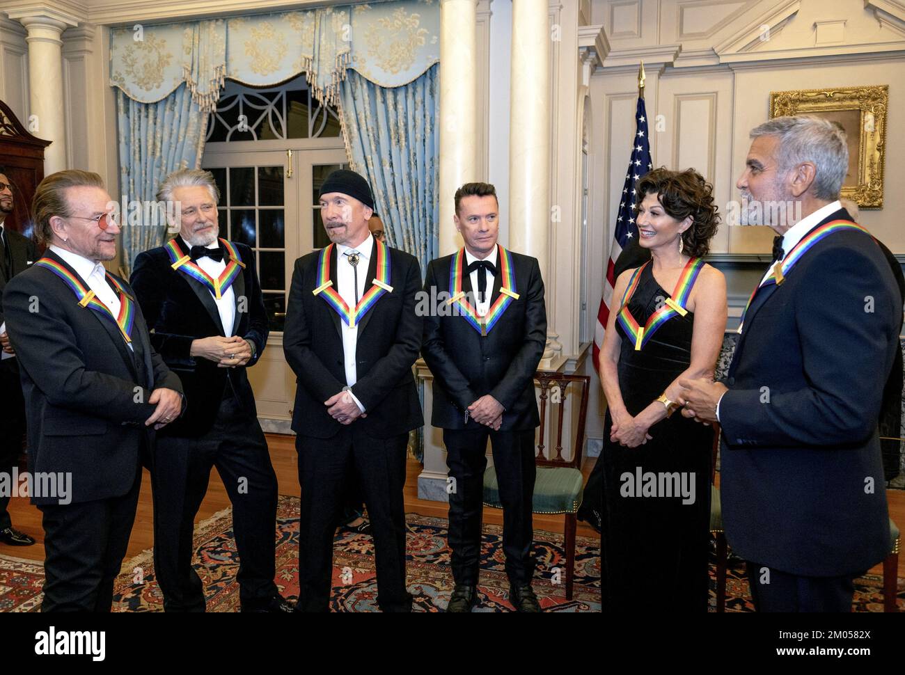 Washington DC, Stati Uniti. 03rd Dec, 2022. Da sinistra a destra: Bono, Adam Clayton, The Edge, Larry Mullen Jr., Amy Grant e George Clooney convergono mentre aspettano di posare per una foto di gruppo dopo la cena degli artisti al Dipartimento di Stato degli Stati Uniti a Washington, DC Sabato, 3 dicembre 2022. Credit: UPI/Alamy Live News Foto Stock