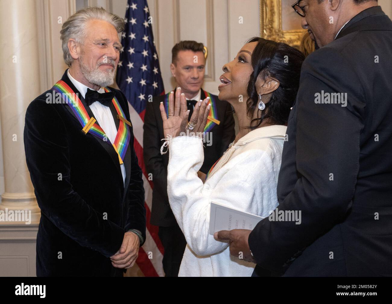 Washington DC, Stati Uniti. 03rd Dec, 2022. Adam Clayton, a sinistra e Gladys Knight, a destra, due se i destinatari del 45th Annual Kennedy Center Honors conversano dopo aver posato per una foto di gruppo dopo la cena degli Artisti al Dipartimento di Stato degli Stati Uniti a Washington, DC Sabato 3 dicembre 2022. Credit: UPI/Alamy Live News Foto Stock