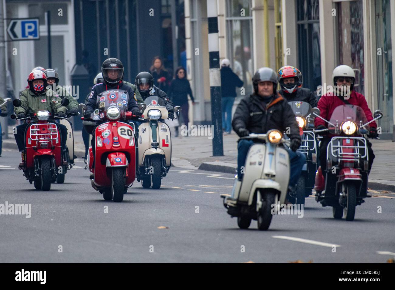 I mods dell'ultimo giorno salgono su Kings Road per la Ride of Remembrance della domenica, 2022 Foto Stock