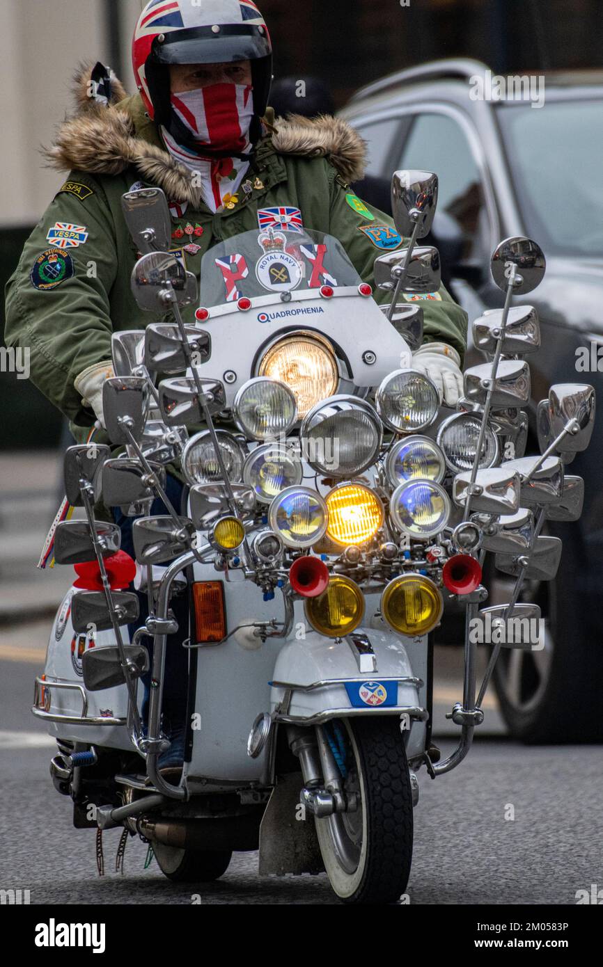 I mods dell'ultimo giorno salgono su Kings Road per la Ride of Remembrance della domenica, 2022 Foto Stock