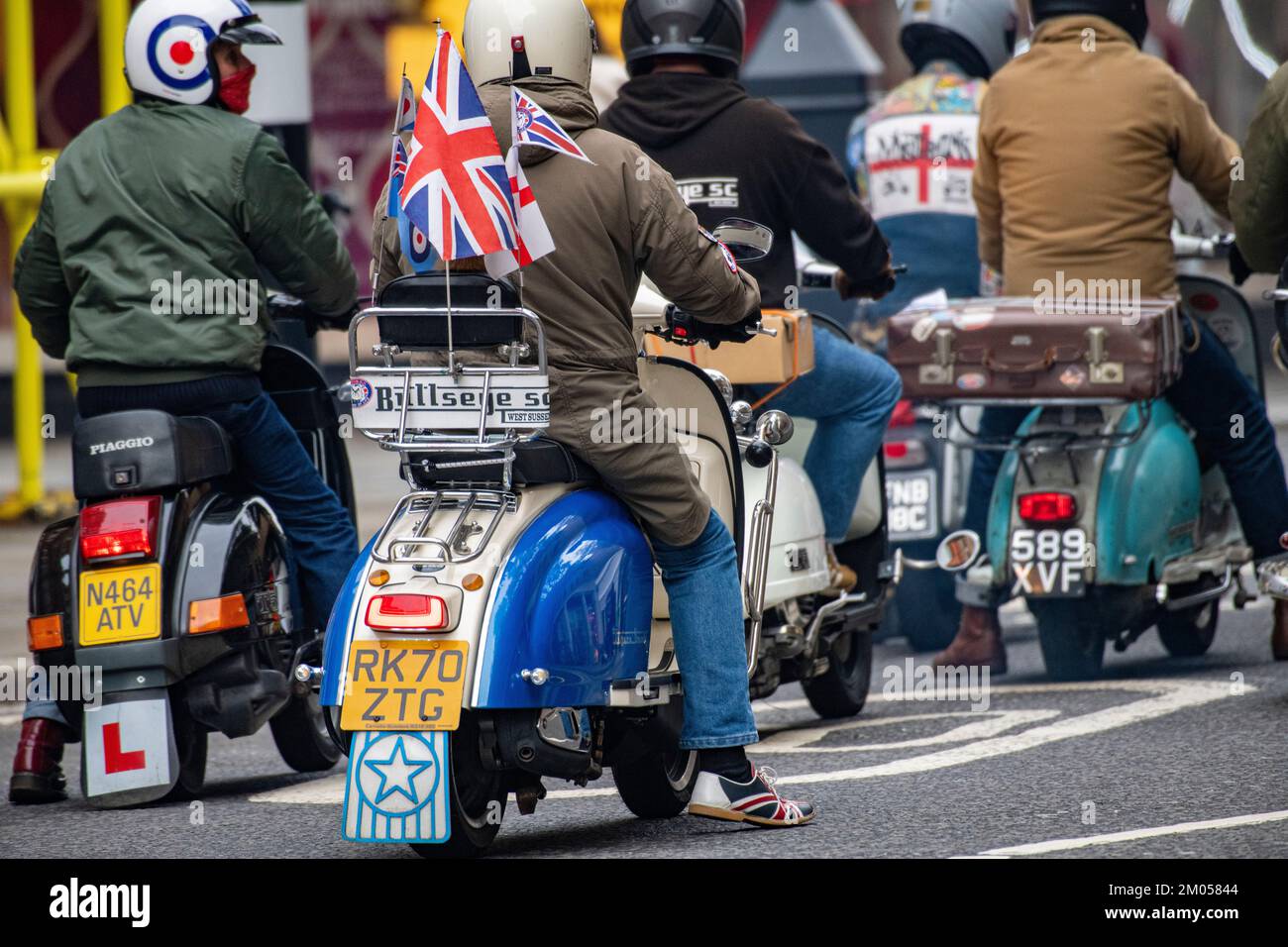 I mods dell'ultimo giorno salgono su Kings Road per la Ride of Remembrance della domenica, 2022 Foto Stock