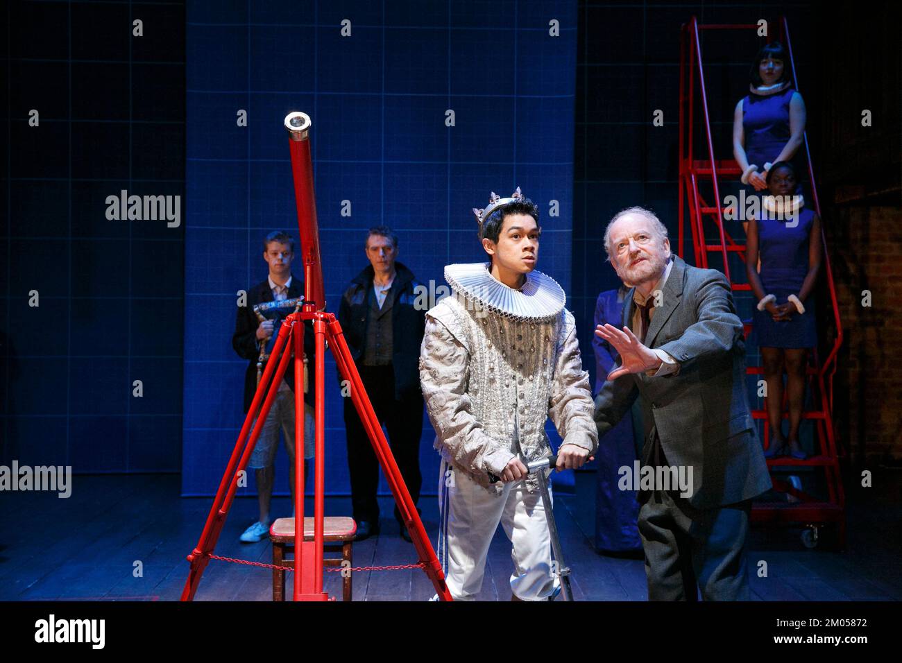 l-r: Chris Lew Kum Hoi (Cosimo de Medici), Ian McDiarmid (Galileo Galilei) in Una VITA DI GALILEO di Brecht al Teatro Swan, Royal Shakespeare Company (RSC), Stratford-upon-Avon, Inghilterra 12/02/2013 Tradotto da Mark Ravenhill design: Tom Scut lighting: Rick Fisher regista: Roxana Silbert Foto Stock