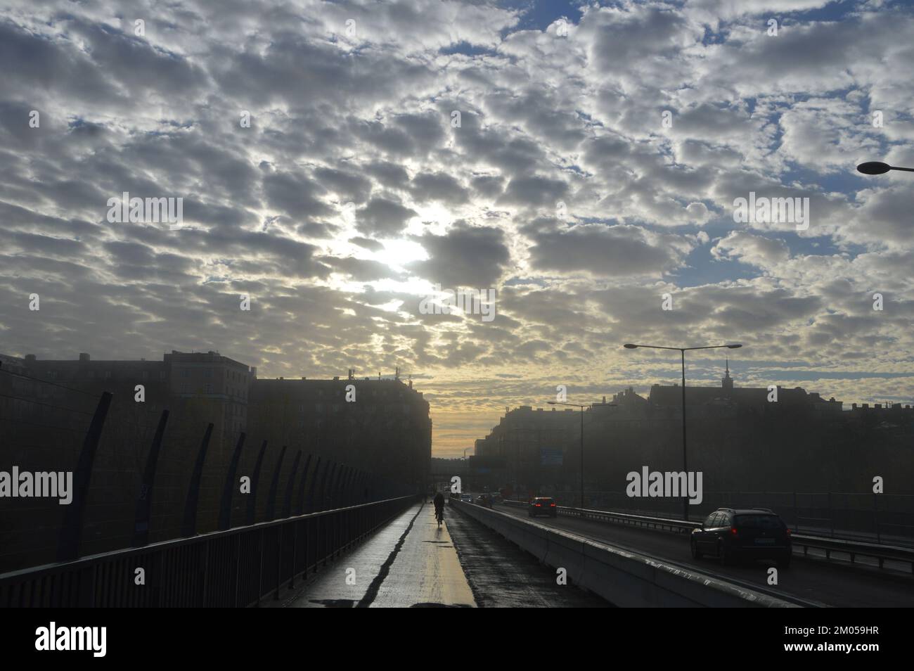 Stoccolma, Svezia - 13 novembre 2022 - Una giornata di nebbia al ponte di Västerbron. (Foto di Markku Rainer Peltonen) Foto Stock