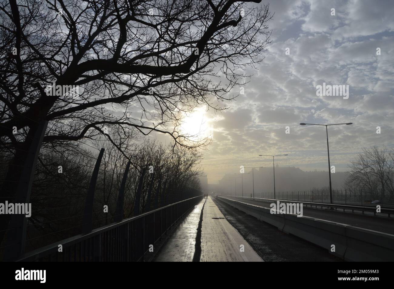 Stoccolma, Svezia - 13 novembre 2022 - Una giornata di nebbia al ponte di Västerbron. (Foto di Markku Rainer Peltonen) Foto Stock