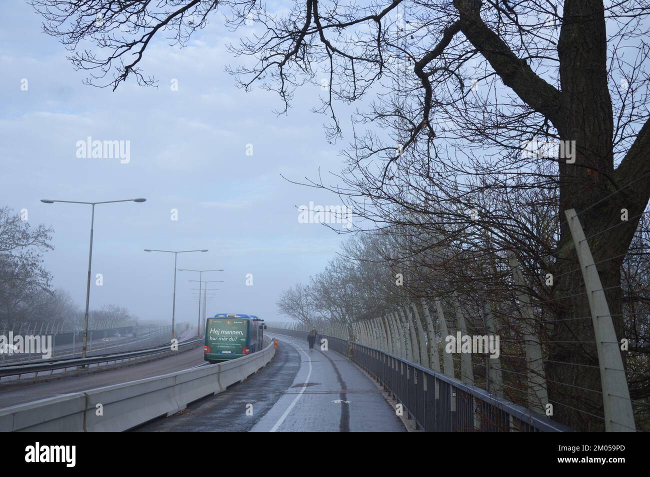 Stoccolma, Svezia - 13 novembre 2022 - Una giornata di nebbia al ponte di Västerbron. (Foto di Markku Rainer Peltonen) Foto Stock
