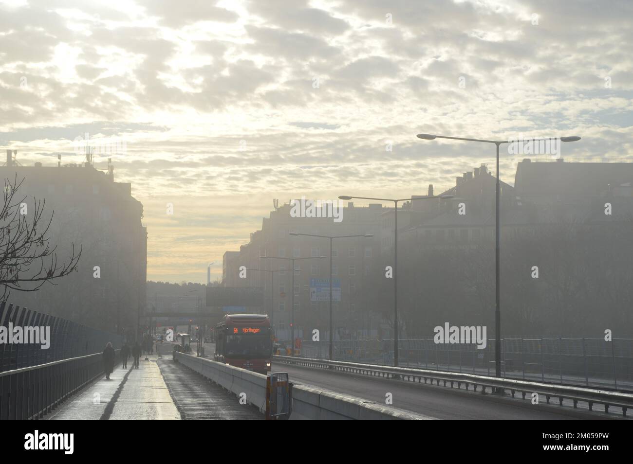 Stoccolma, Svezia - 13 novembre 2022 - Una giornata di nebbia al ponte di Västerbron. (Foto di Markku Rainer Peltonen) Foto Stock