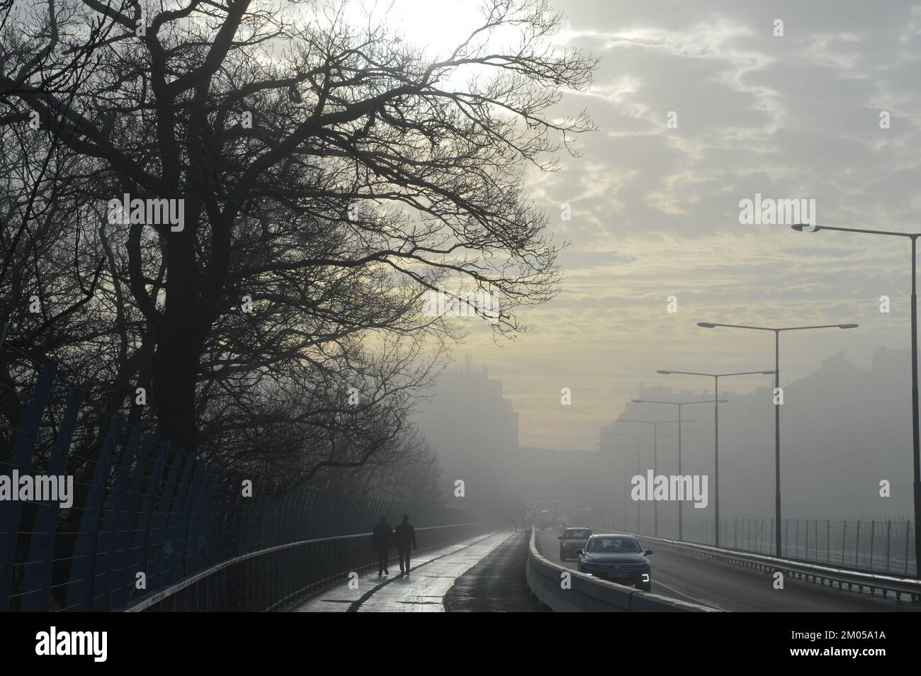 Stoccolma, Svezia - 13 novembre 2022 - Una giornata di nebbia al ponte di Västerbron. (Foto di Markku Rainer Peltonen) Foto Stock