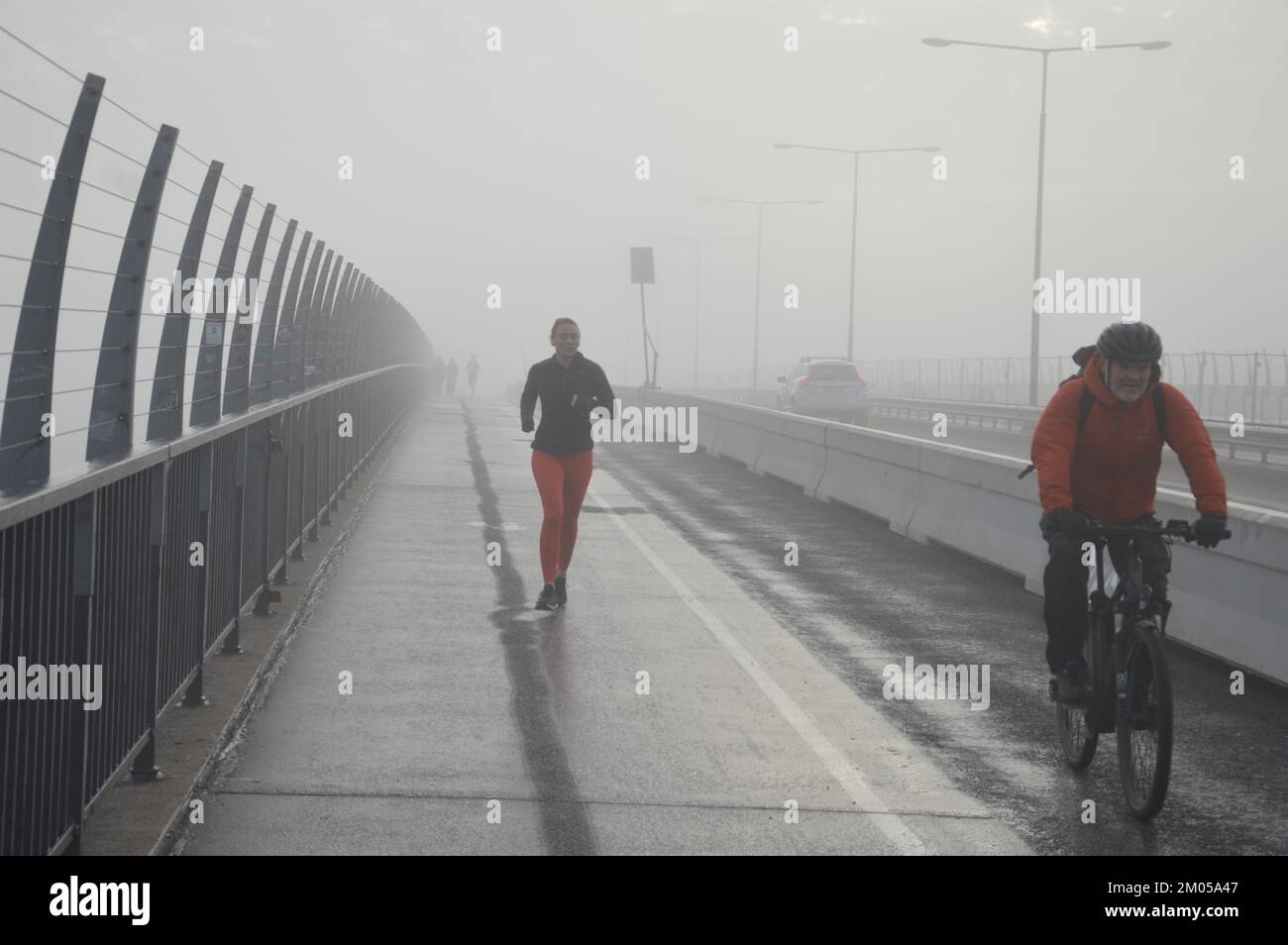 Stoccolma, Svezia - 13 novembre 2022 - Una giornata di nebbia al ponte di Västerbron. (Foto di Markku Rainer Peltonen) Foto Stock