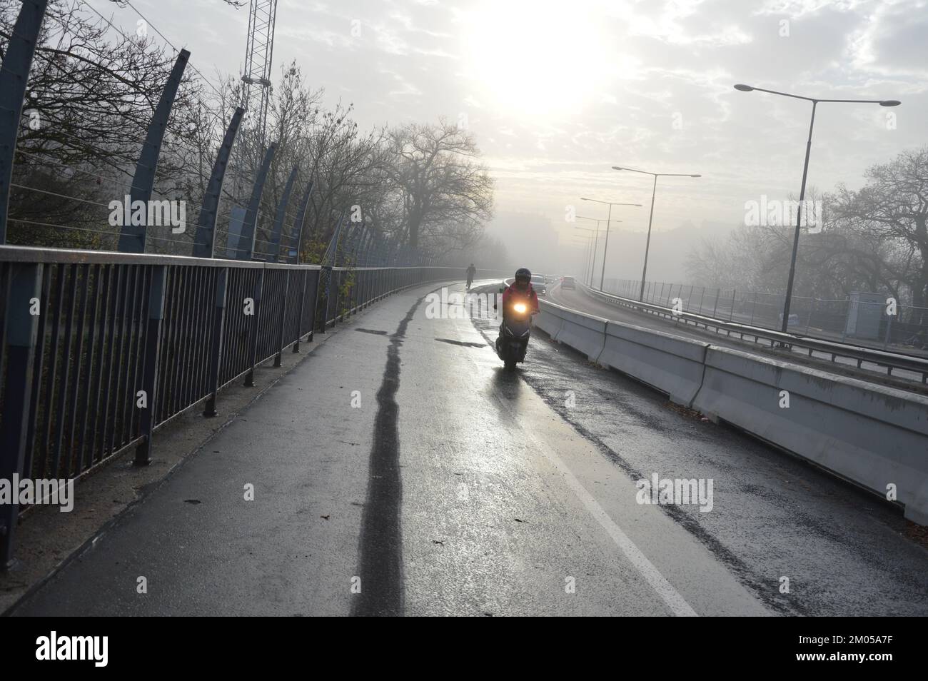 Stoccolma, Svezia - 13 novembre 2022 - Una giornata di nebbia al ponte di Västerbron. (Foto di Markku Rainer Peltonen) Foto Stock