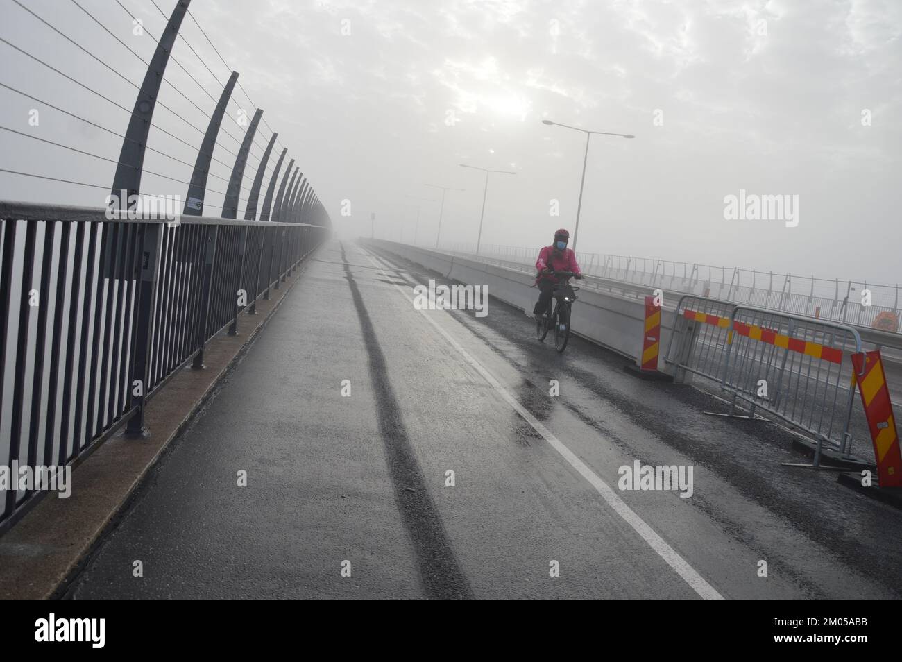 Stoccolma, Svezia - 13 novembre 2022 - Una giornata di nebbia al ponte di Västerbron. (Foto di Markku Rainer Peltonen) Foto Stock