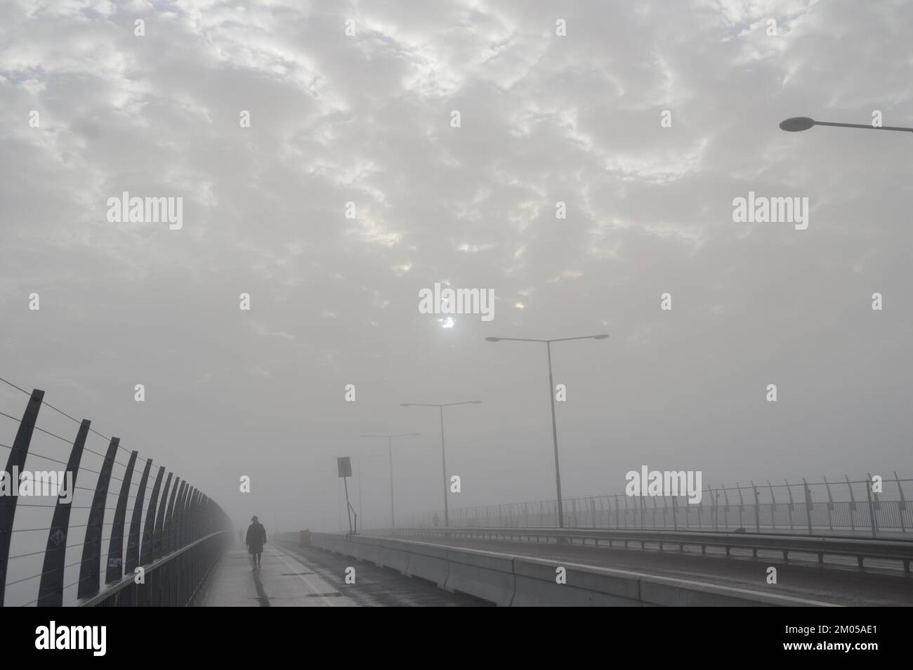 Stoccolma, Svezia - 13 novembre 2022 - Una giornata di nebbia al ponte di Västerbron. (Foto di Markku Rainer Peltonen) Foto Stock