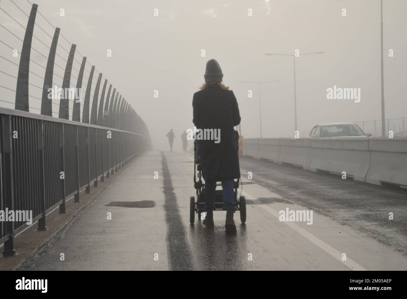 Stoccolma, Svezia - 13 novembre 2022 - Una giornata di nebbia al ponte di Västerbron. (Foto di Markku Rainer Peltonen) Foto Stock