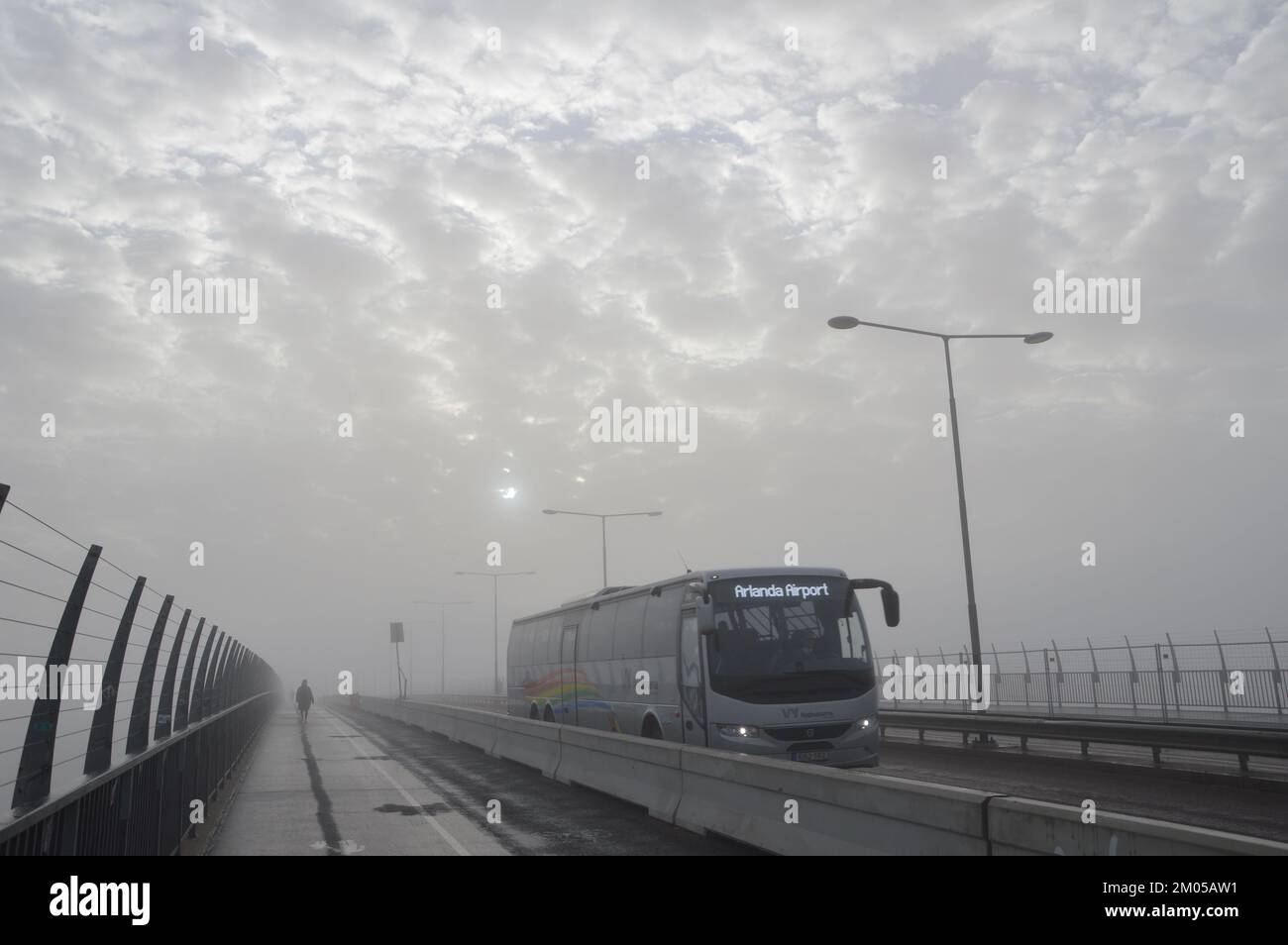 Stoccolma, Svezia - 13 novembre 2022 - Una giornata di nebbia al ponte di Västerbron. (Foto di Markku Rainer Peltonen) Foto Stock
