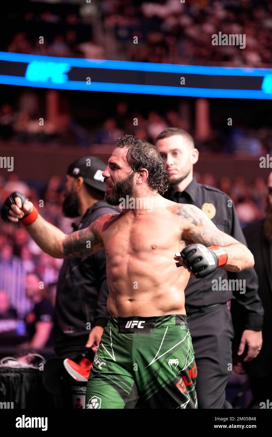 ORLANDO, FL - Dicembre 3: Clay Guida parata e si flette dopo il bout, Clay Guida all'Amway Center per UFC Orlando - Thompson vs Holland : Evevnt il 3 Dicembre 2022 a ORLANDO, FL, Stati Uniti. (Foto di Louis Grasse/PxImages) Foto Stock