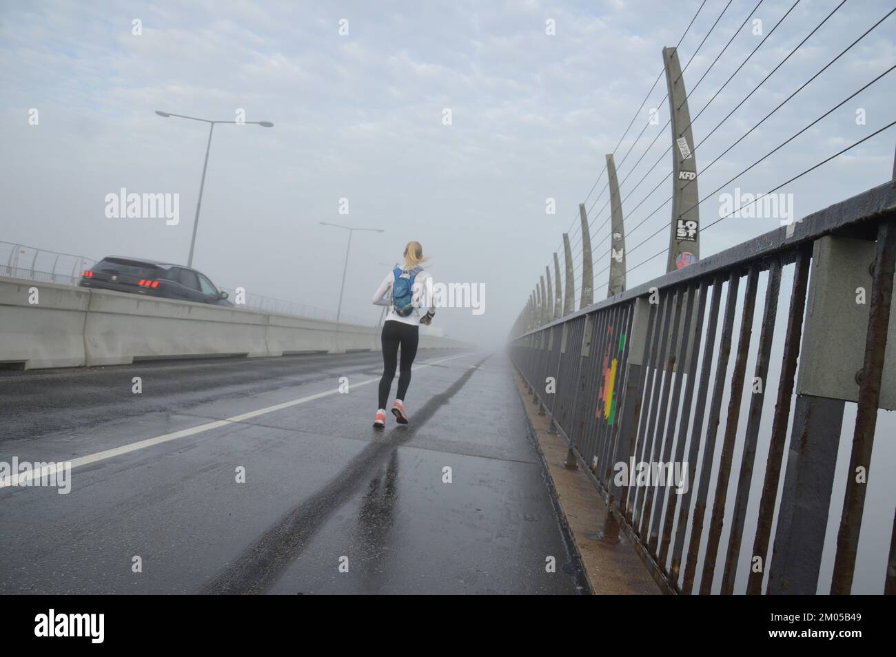 Stoccolma, Svezia - 13 novembre 2022 - Una giornata di nebbia al ponte di Västerbron. (Foto di Markku Rainer Peltonen) Foto Stock