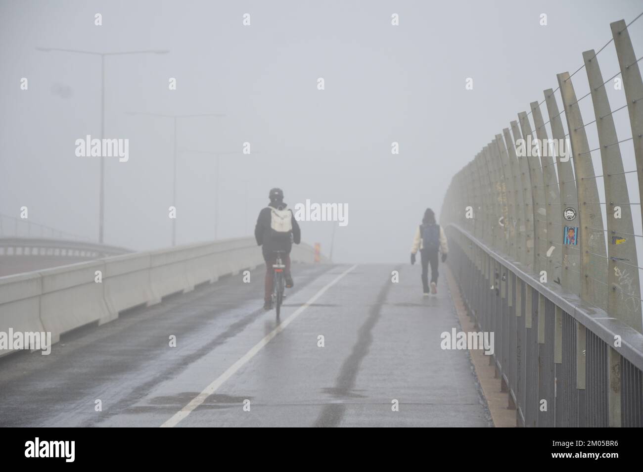 Stoccolma, Svezia - 13 novembre 2022 - Una giornata di nebbia al ponte di Västerbron. (Foto di Markku Rainer Peltonen) Foto Stock