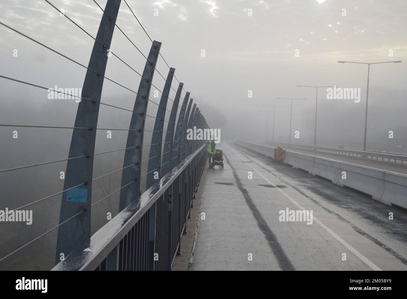 Stoccolma, Svezia - 13 novembre 2022 - Una giornata di nebbia al ponte di Västerbron. (Foto di Markku Rainer Peltonen) Foto Stock