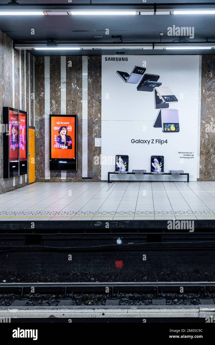 Pubblicità sulla piattaforma metropolitana - i posti si trasformano in smartphone con banner gigante sul retro | la publicite s'Impose sur les quais des metro Foto Stock