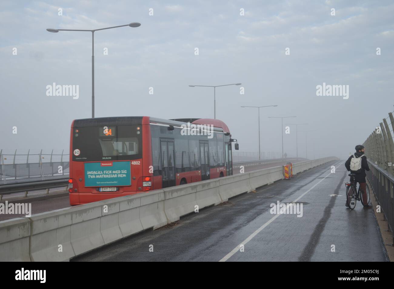 Stoccolma, Svezia - 13 novembre 2022 - Una giornata di nebbia al ponte di Västerbron. (Foto di Markku Rainer Peltonen) Foto Stock