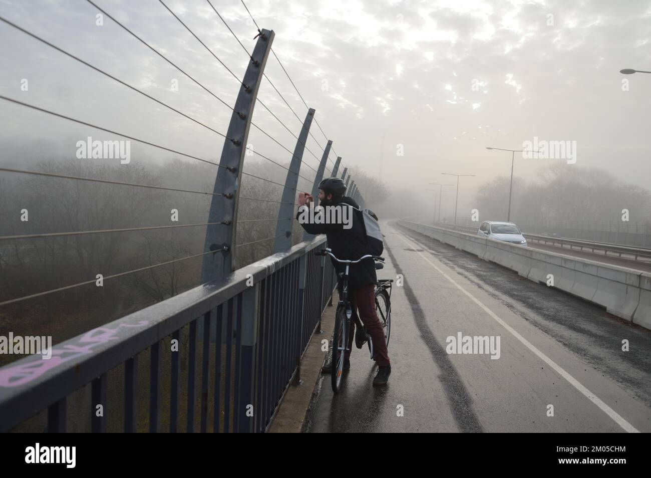 Stoccolma, Svezia - 13 novembre 2022 - Una giornata di nebbia al ponte di Västerbron. (Foto di Markku Rainer Peltonen) Foto Stock