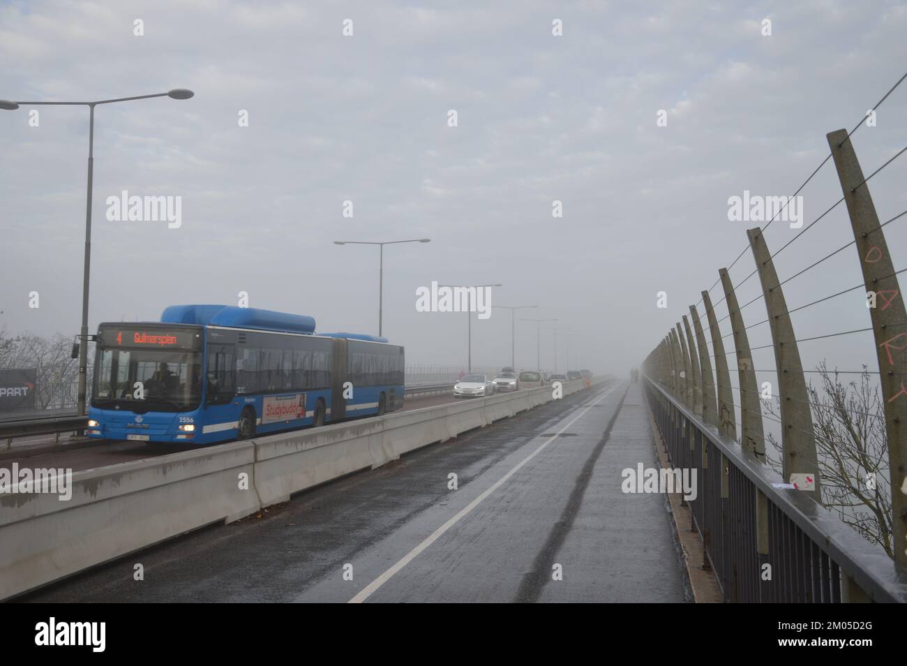 Stoccolma, Svezia - 13 novembre 2022 - Una giornata di nebbia al ponte di Västerbron. (Foto di Markku Rainer Peltonen) Foto Stock