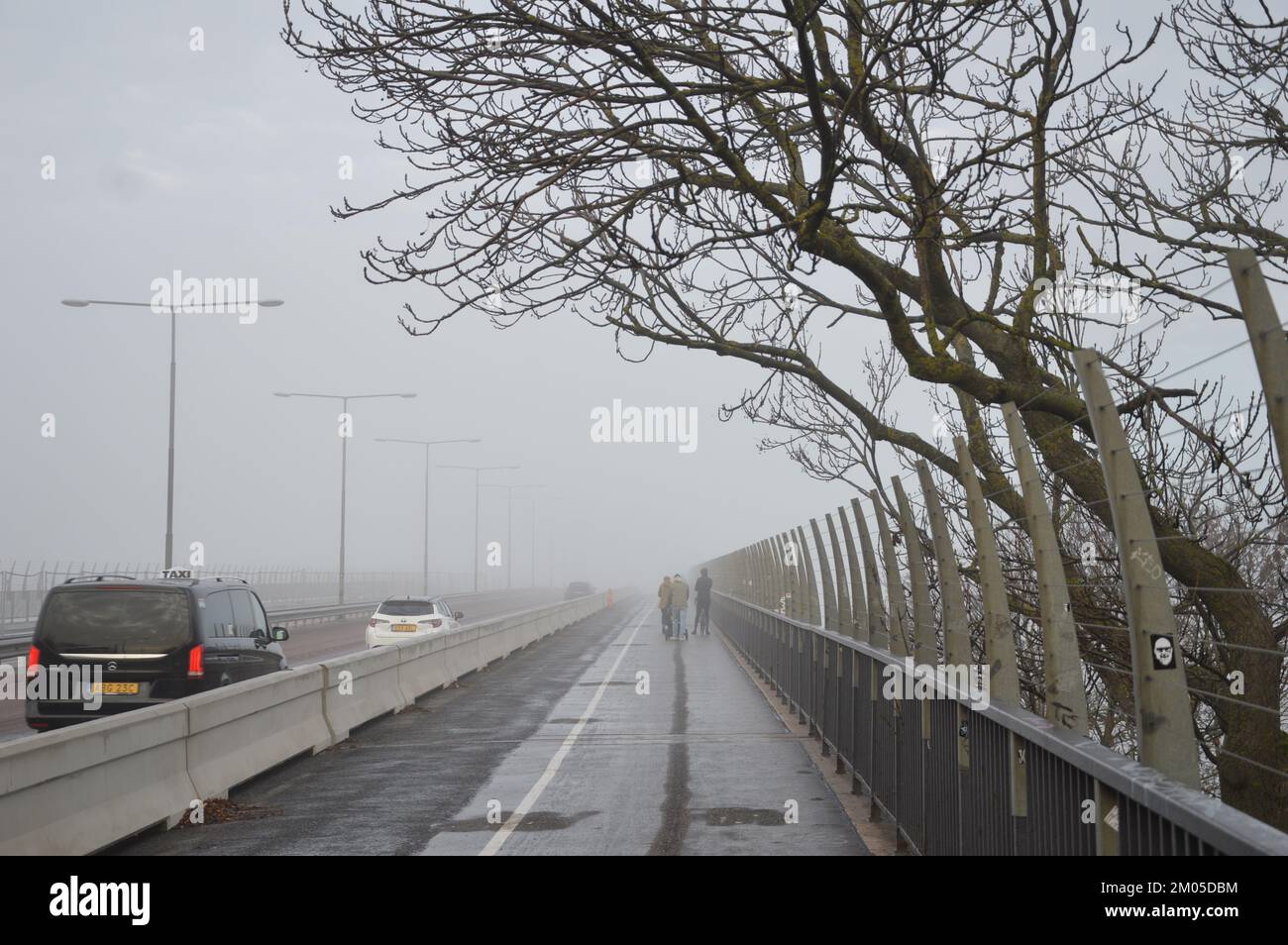 Stoccolma, Svezia - 13 novembre 2022 - Una giornata di nebbia al ponte di Västerbron. (Foto di Markku Rainer Peltonen) Foto Stock