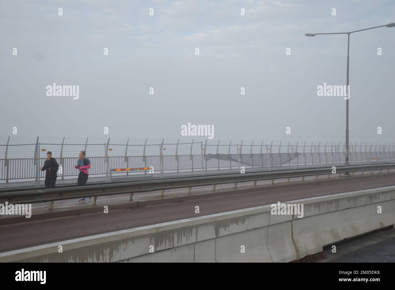 Stoccolma, Svezia - 13 novembre 2022 - Una giornata di nebbia al ponte di Västerbron. (Foto di Markku Rainer Peltonen) Foto Stock