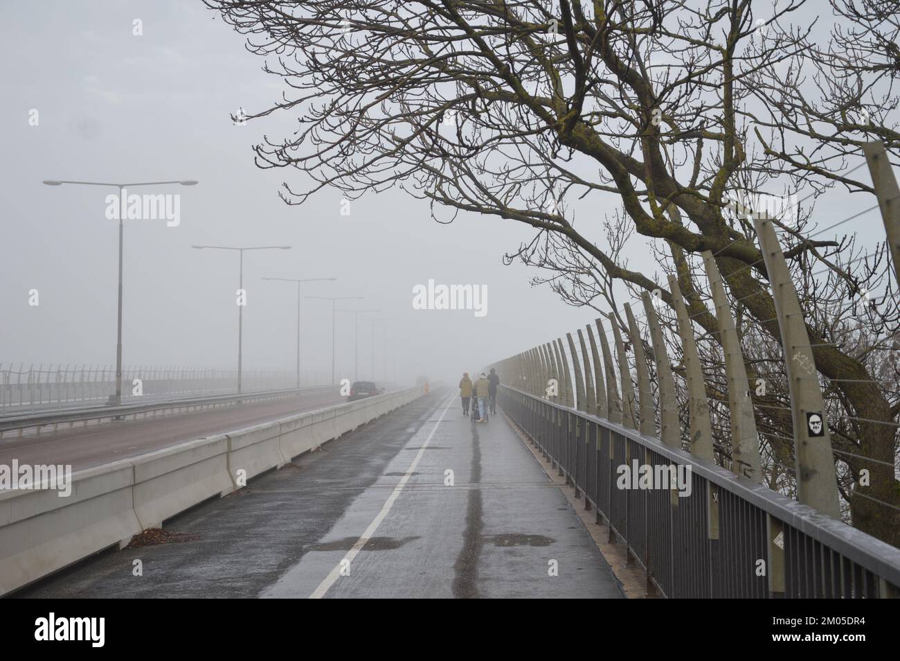 Stoccolma, Svezia - 13 novembre 2022 - Una giornata di nebbia al ponte di Västerbron. (Foto di Markku Rainer Peltonen) Foto Stock