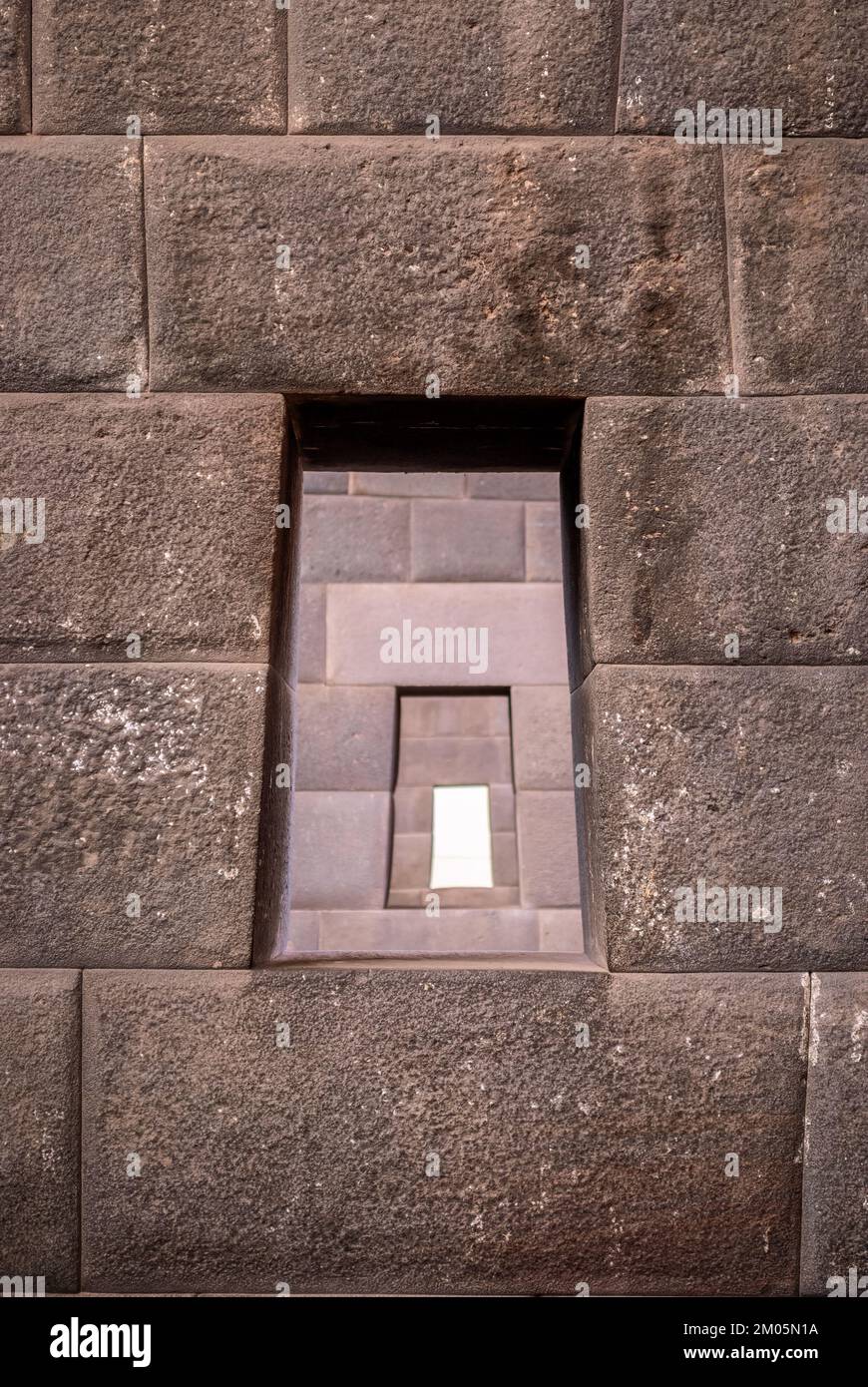 Finestre allineate sul muro di pietra inca a Machu Picchu. Perù Foto Stock