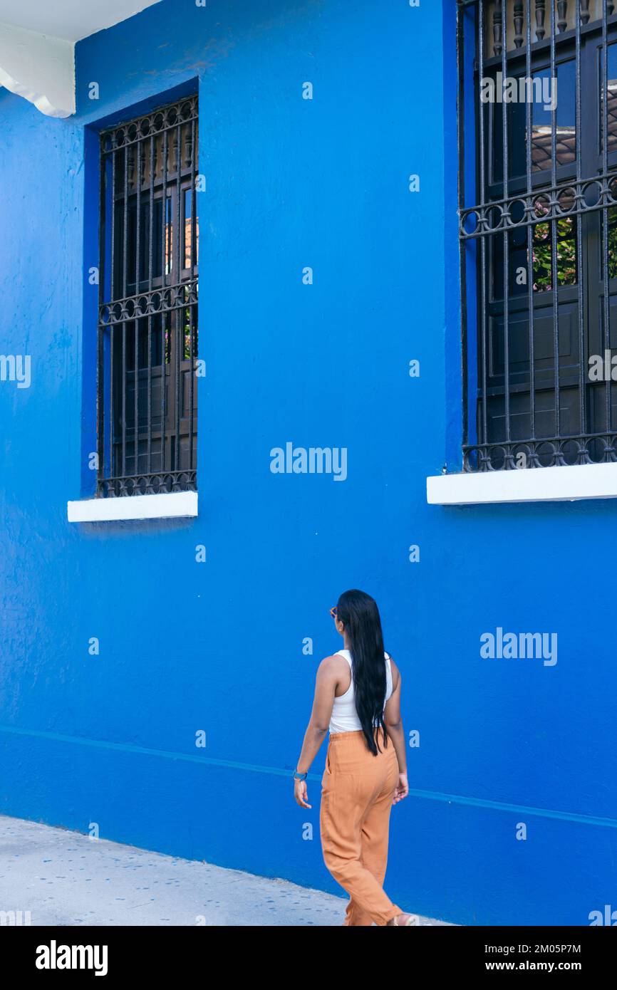 Donna che cammina per le strade di Cartagena, Colombia Foto Stock