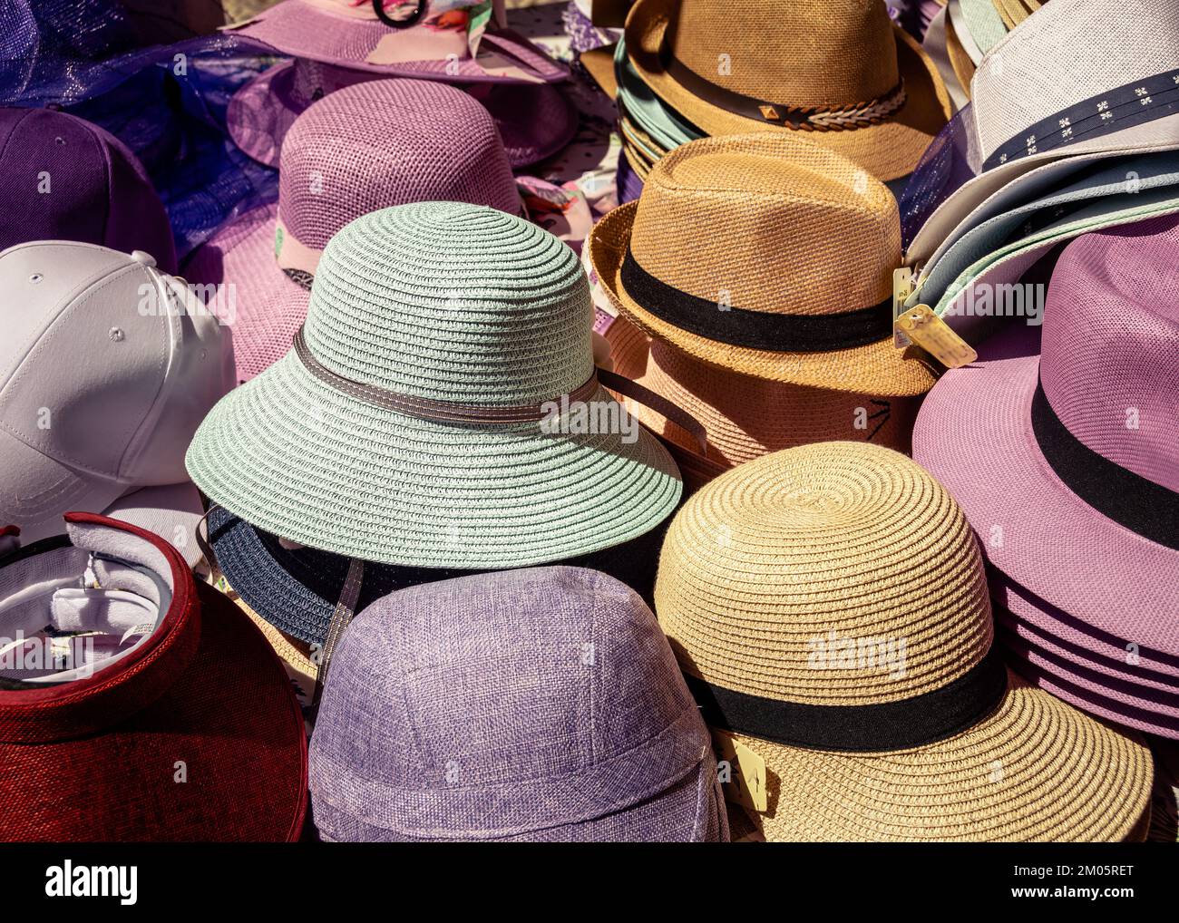 Cappelli di sole paglia su un mercato di strada a Brihuega luglio Lavander festival Foto Stock