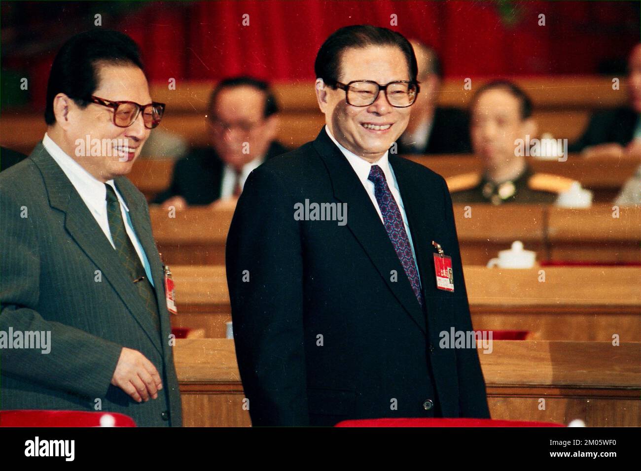 Il presidente della Cina Jiang Zemin (a destra) e il vice Premier Qiao Shi hanno partecipato alla terza sessione dell'ottava Conferenza consultiva politica popolare cinese (CPPCC) e dell'otto Congresso nazionale del popolo (NPC). In qualità di organo di primo piano del potere statale, il PCN funge da organo legislativo della Costituzione, mentre il CPPCC svolge un ruolo consultivo per il governo cinese sulle principali politiche statali e questioni riguardanti il benessere dei cittadini. ***NON PER USO PUBBLICITARIO*** Foto Stock