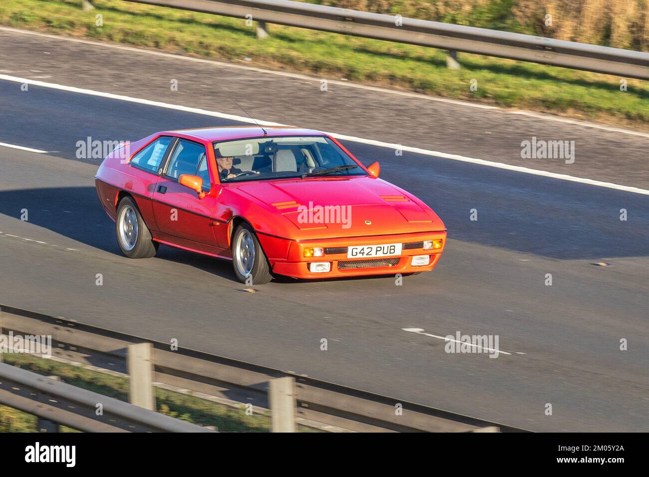 1989 80s ottanta Red LOTUS ECLAT 2174cc benzina coupé 2DR sportscar; viaggiando sull'autostrada M6, Regno Unito Foto Stock