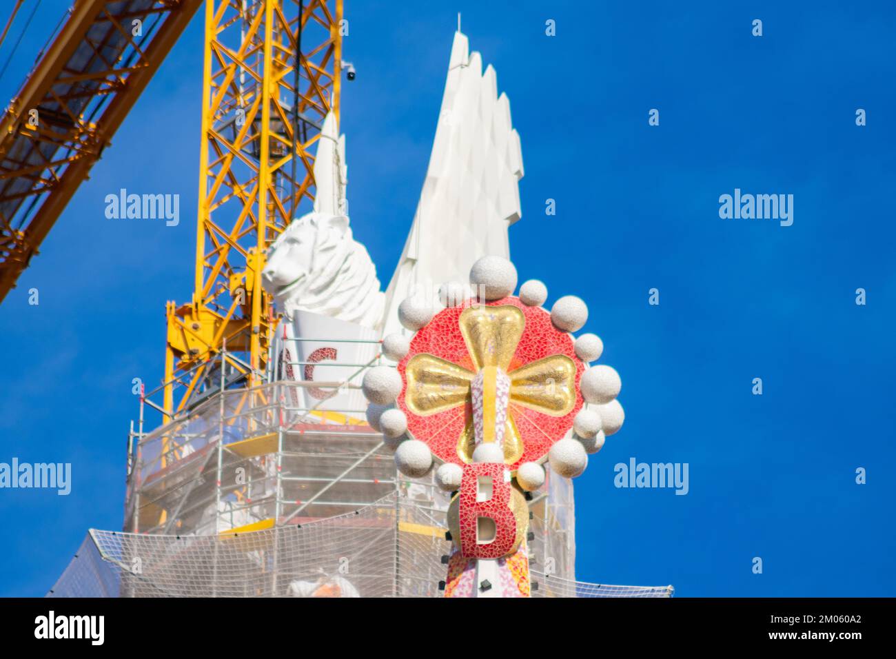 La scultura del leone dell'evangelista Marc nella Sagrada Familia Foto Stock