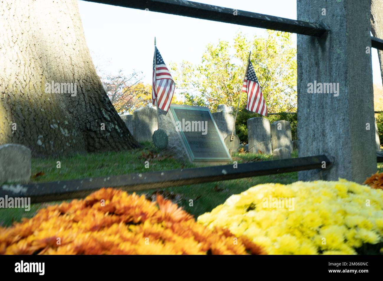 Tomba di Washington Irving nel Sleepy Hollow Cemetery. L'autore di Sleepy Hollow storia. Bandiere americane che sventolano sul cimitero. Foto Stock