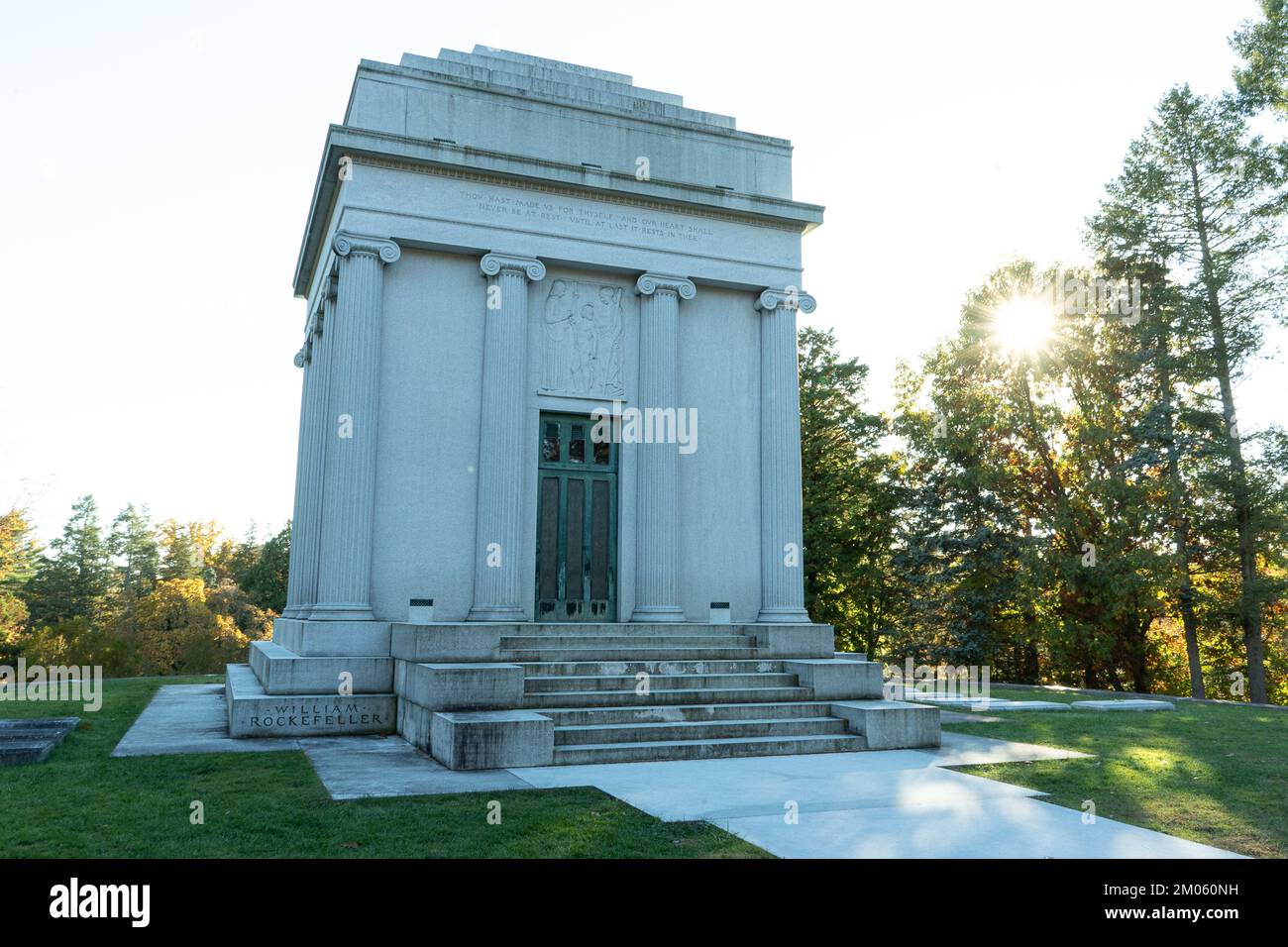 Mausoleo William Rockefeller nel cimitero Sleepy Hollow. Vista frontale dell'imponente tomba e del luogo di sepoltura della famiglia Rockefeller. Foto Stock