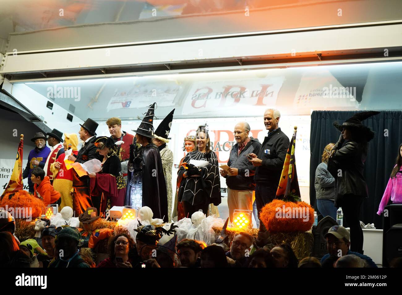 Gruppo di persone in costumi di Halloween in piedi sul palco durante la Parata di Halloween e spettacolo a Tarrytown, New York. Foto Stock