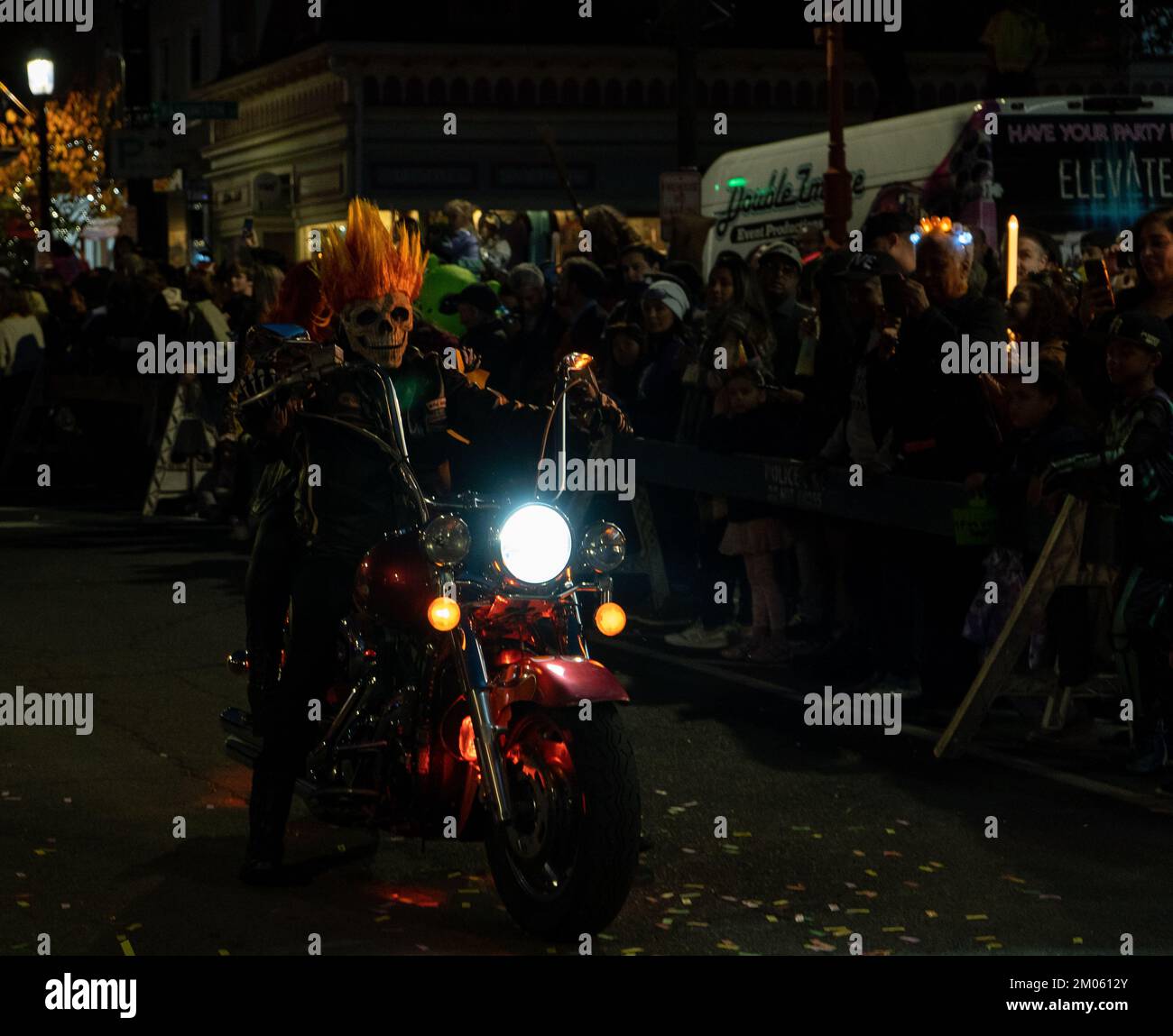 Uomo in costume di Halloween Ghost Rider durante la sfilata di Halloween a Tarrytown, New York, Stati Uniti. Foto Stock