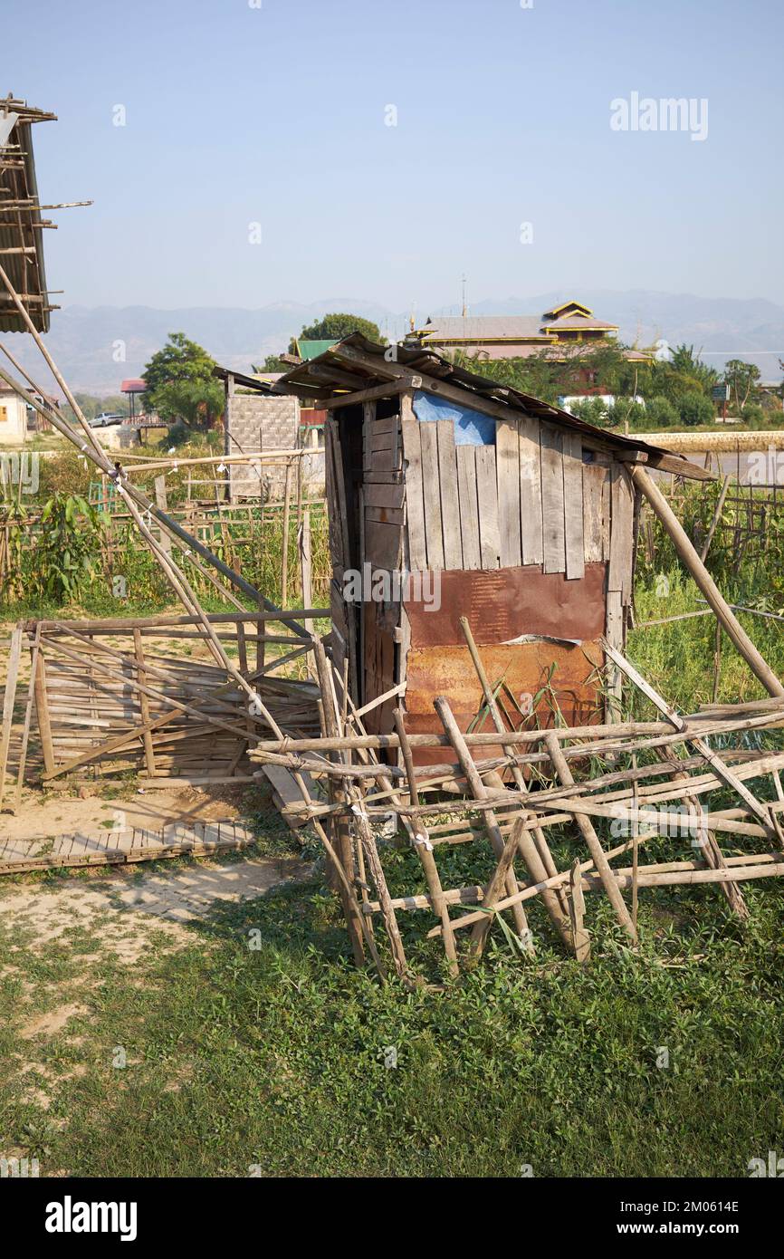 Servizi igienici esterni Inle Lago Myanmar Foto Stock