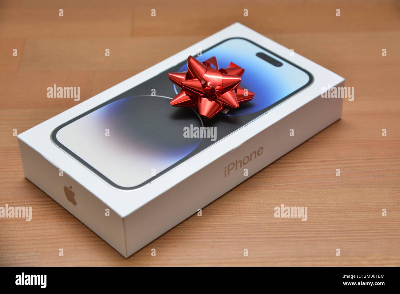 Riga, Lettonia - 4 dicembre 2022: Apple iPhone 14 pro smartphone regalo di Natale Foto Stock